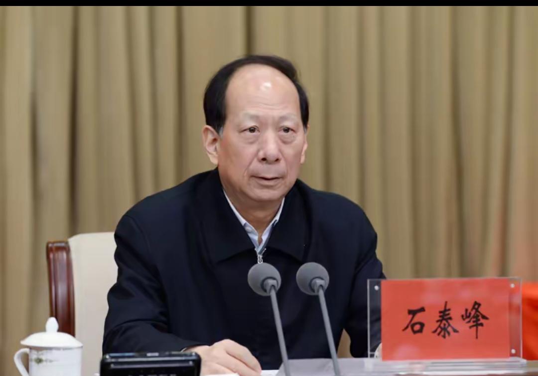 2026年3月20日，一张会议桌上摆着144顶新院士的桂冠，没有闪光灯，也没有掌