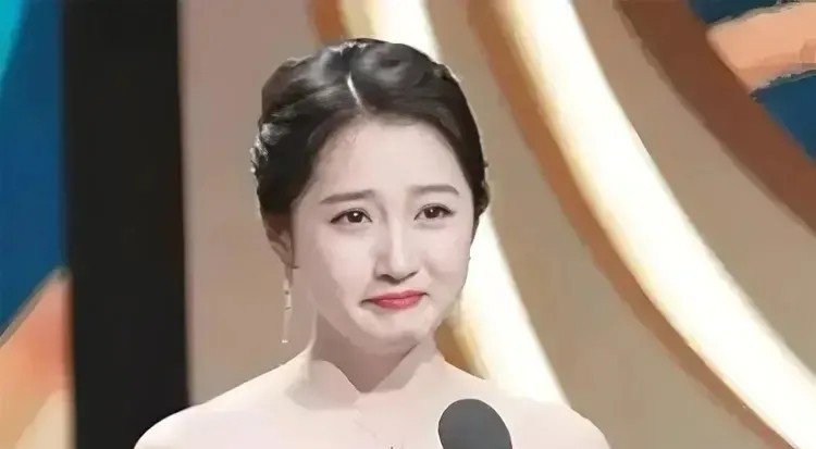 研究了大半天，关晓彤，大概就是鹿晗这一生，错过的最优秀女孩子，她性格温柔