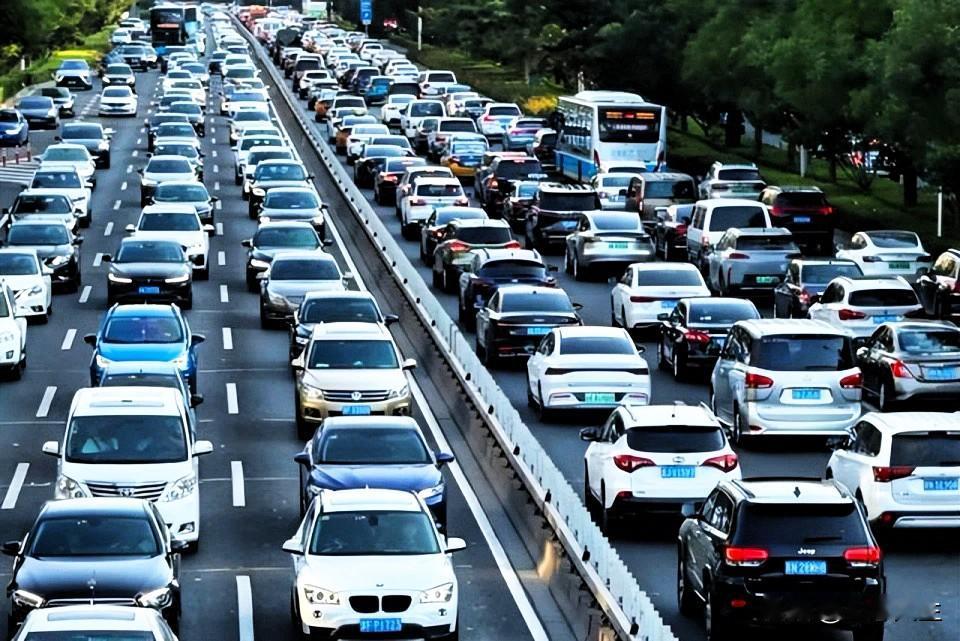 出行的苦，有谁理解？开车的嫌油费贵、停车难，骑电动车怕查、怕日晒雨淋，坐公交嫌慢