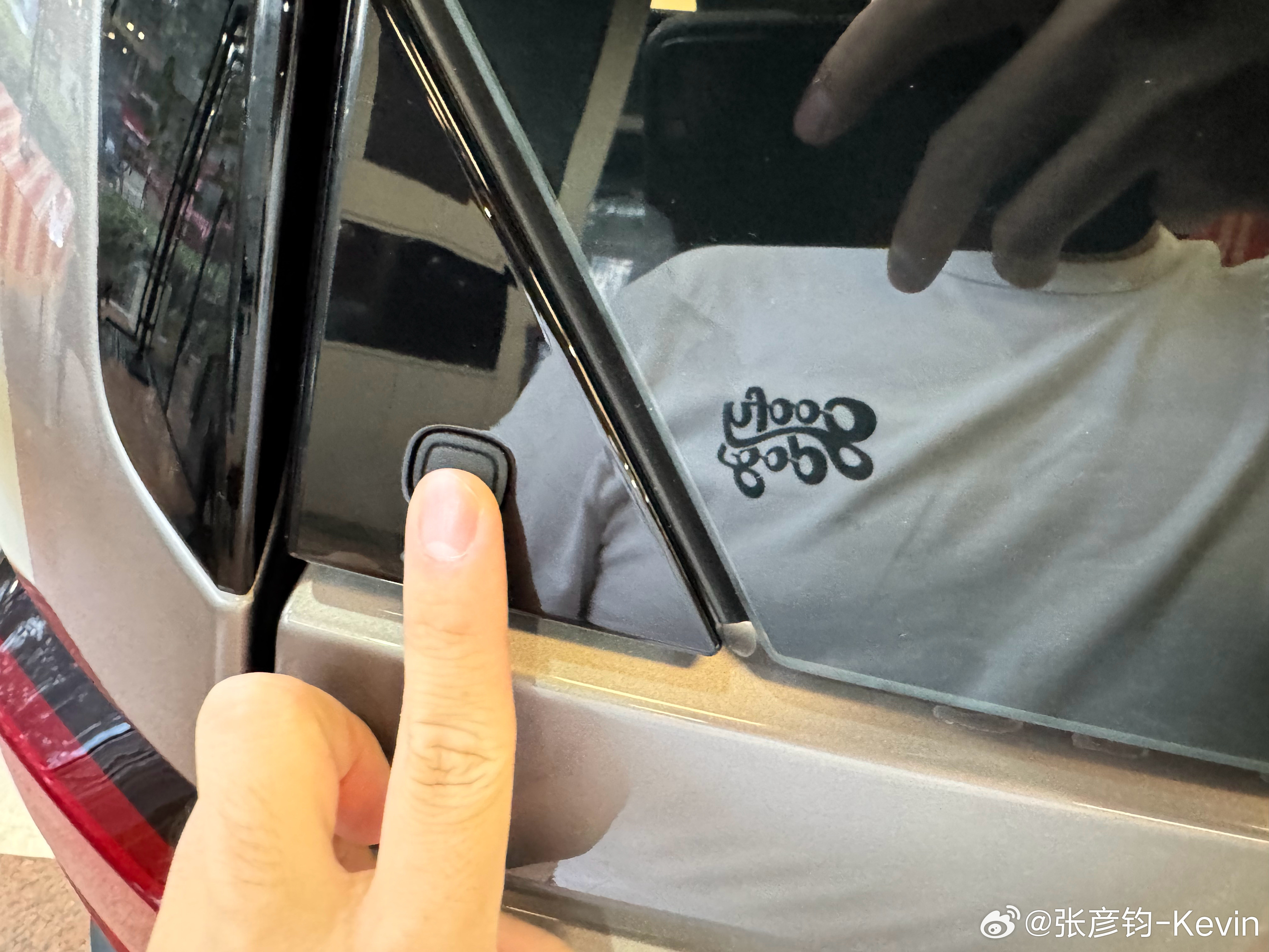 这次越野回来，又去看了看新普拉多。店里放了台WX，后窗可以单独开启，玩半天，然后