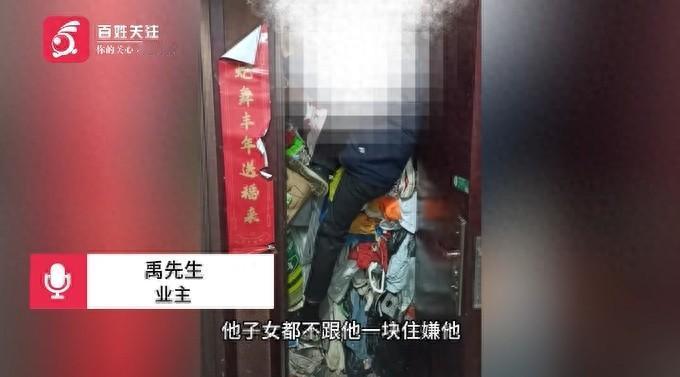 “离了个大谱！”10月25日，江苏淮安，一独居老人捡的垃圾堆满了屋子，老人自己进