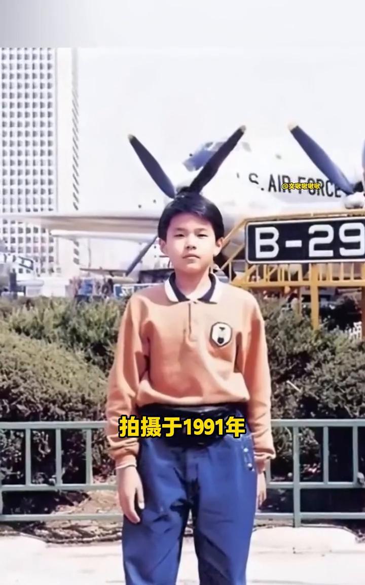 一张老照片拍摄于1991年，大家看看在公园里身前腰包着实抢眼的这位小男孩是谁？那