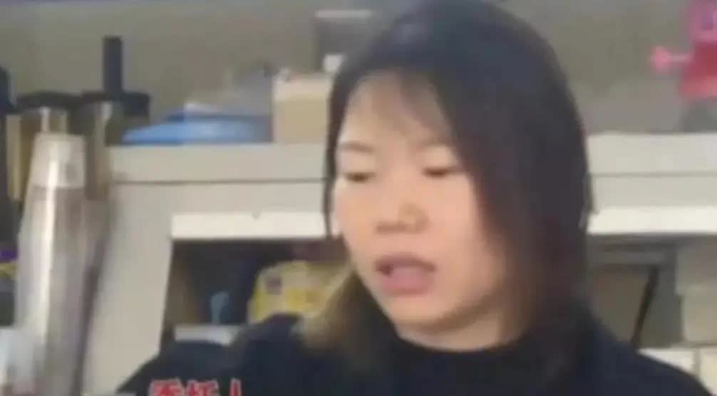 湖南长沙，一女子跟老同学从归旧好，抛夫弃子离家出走，妻子收拾行李时，丈夫还帮她把