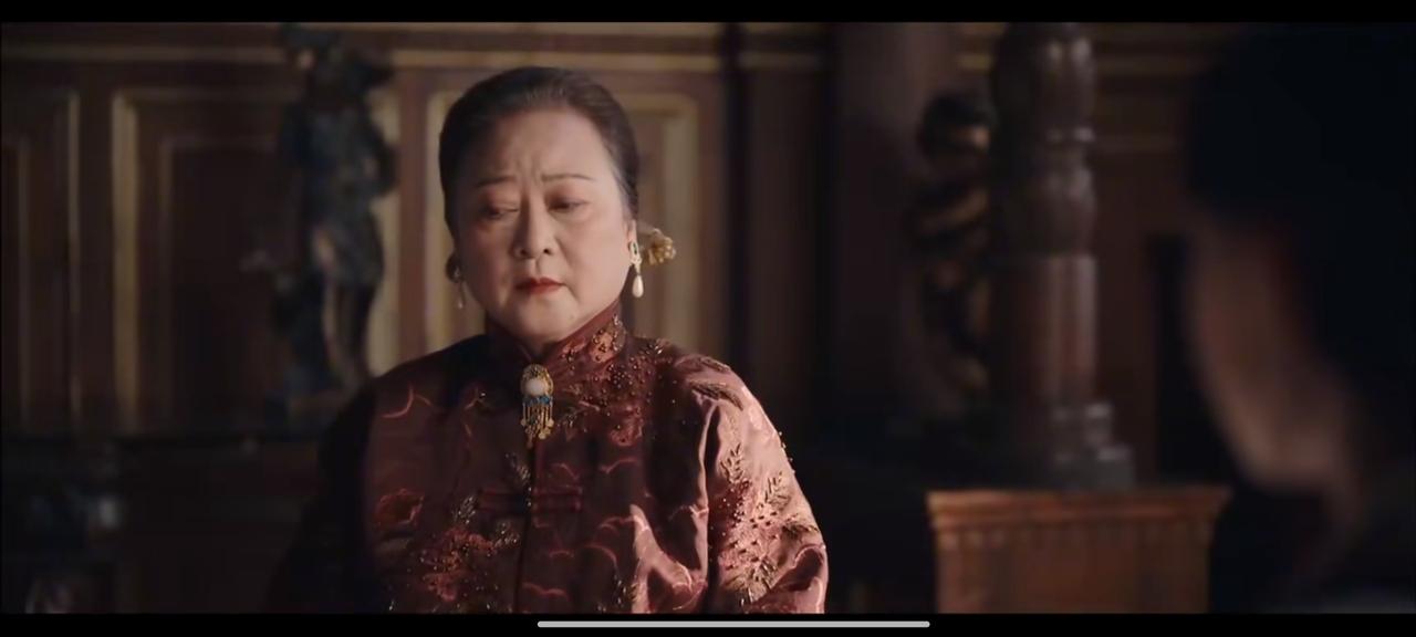 灼灼韶华：应该很少有婆婆会喜欢褚韶华这样的儿媳妇。长得美，有本事赚钱，上得厅