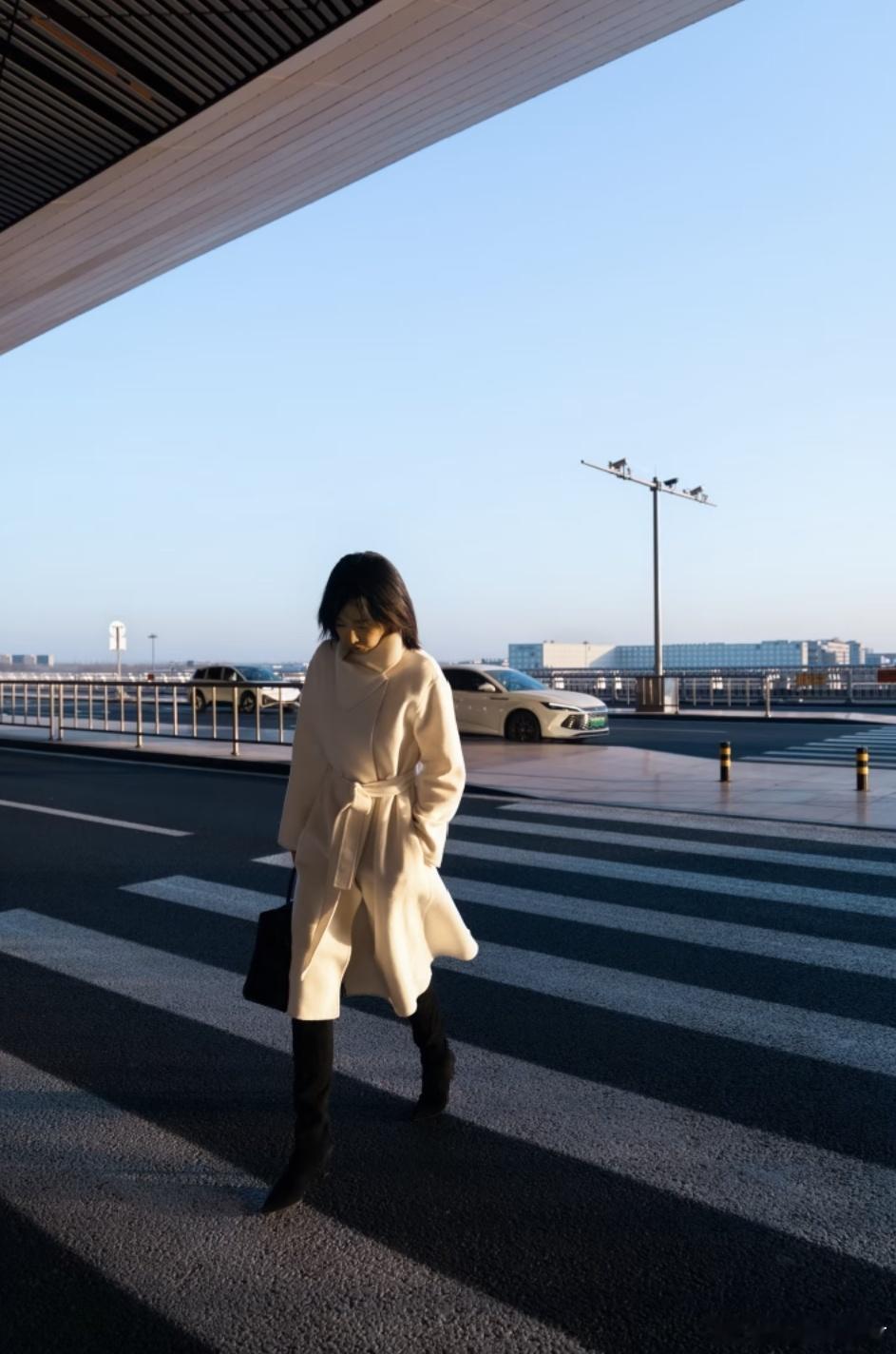 高叶的一组日常～“🍃叶生活|又到了穿大衣的季节好喜欢这种温暖安心的感觉～最