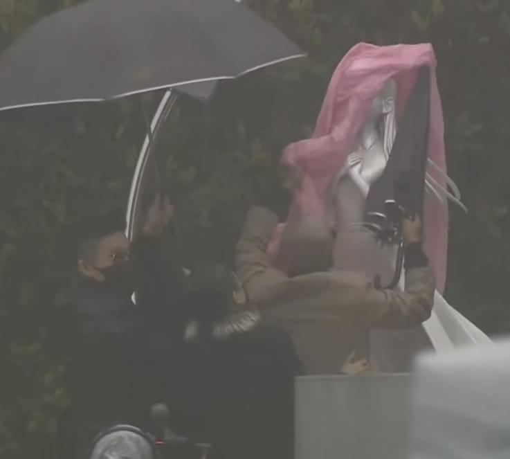 真的服了这个光头了，弄个雕像跟大S一点都不像，也就算了，给雕像揭幕的时候，居然是