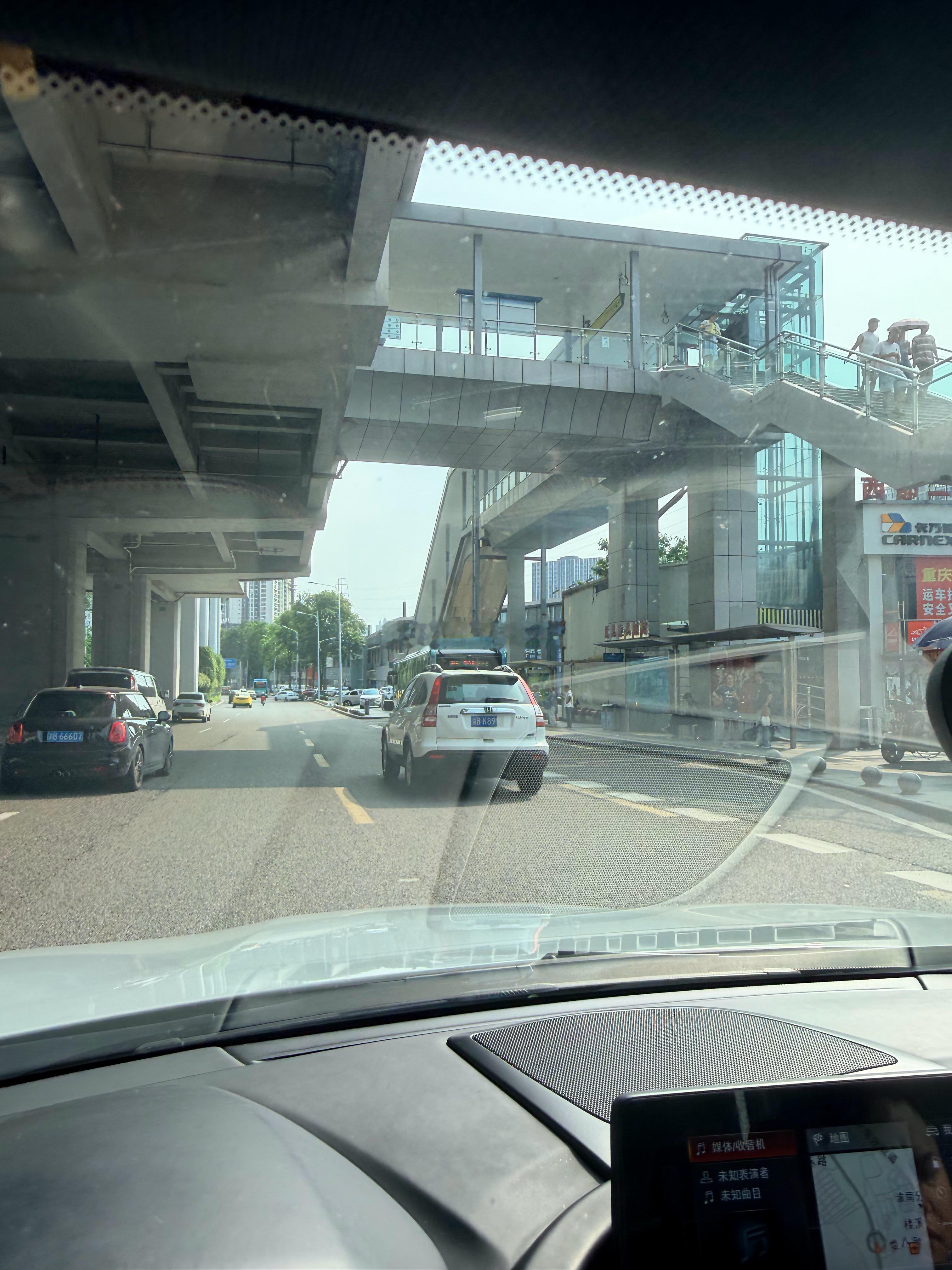 半块车牌上路，这是被人掰掉了自己不知道吗
