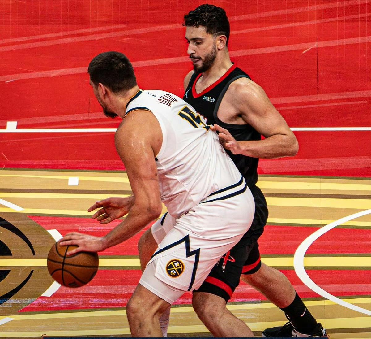 一战看清一个事实：火箭真的不配和雷霆、掘金相提并论。本赛季火箭和雷霆、掘金的交