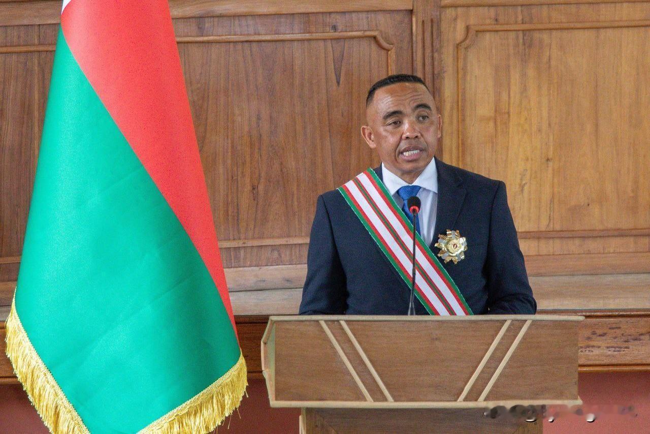 🇲🇬迈克尔·兰德里亚尼里纳宣誓就任马达加斯加新总统10月17日，迈克尔