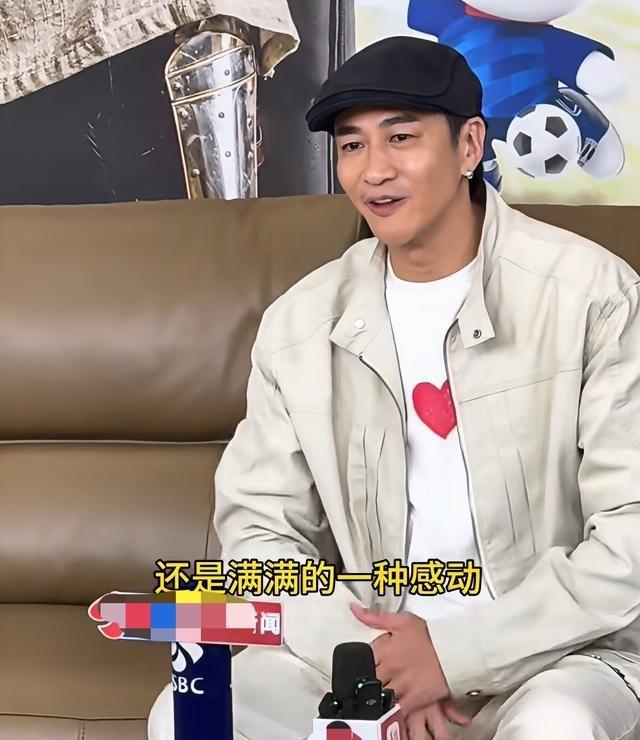 何润东说：“刚开始接到苏超邀请的时候，我以为只是去宿迁参加一场普通的球赛开场，后