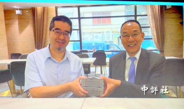 金傅聪曝光萧旭岑与大陆全国台联常务副会长、厦门台商协会会长韩萤焕两人双手捧着一迭