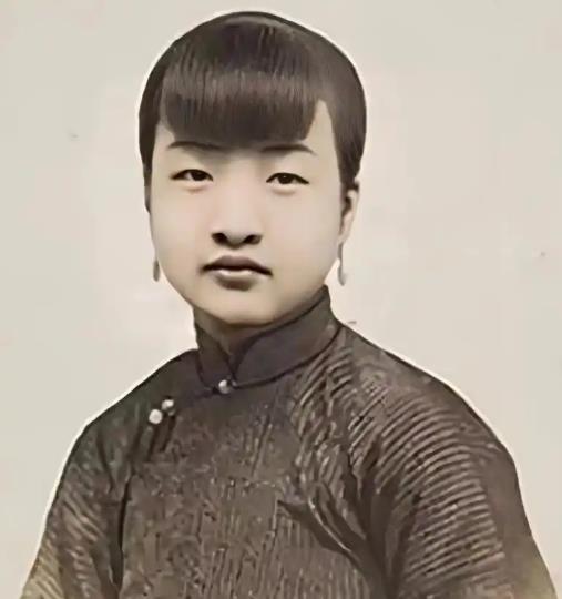 日本人投降后，宋子文见到旧情人盛爱颐，亲切地主动上前搭话，不料盛爱颐根本不正眼看
