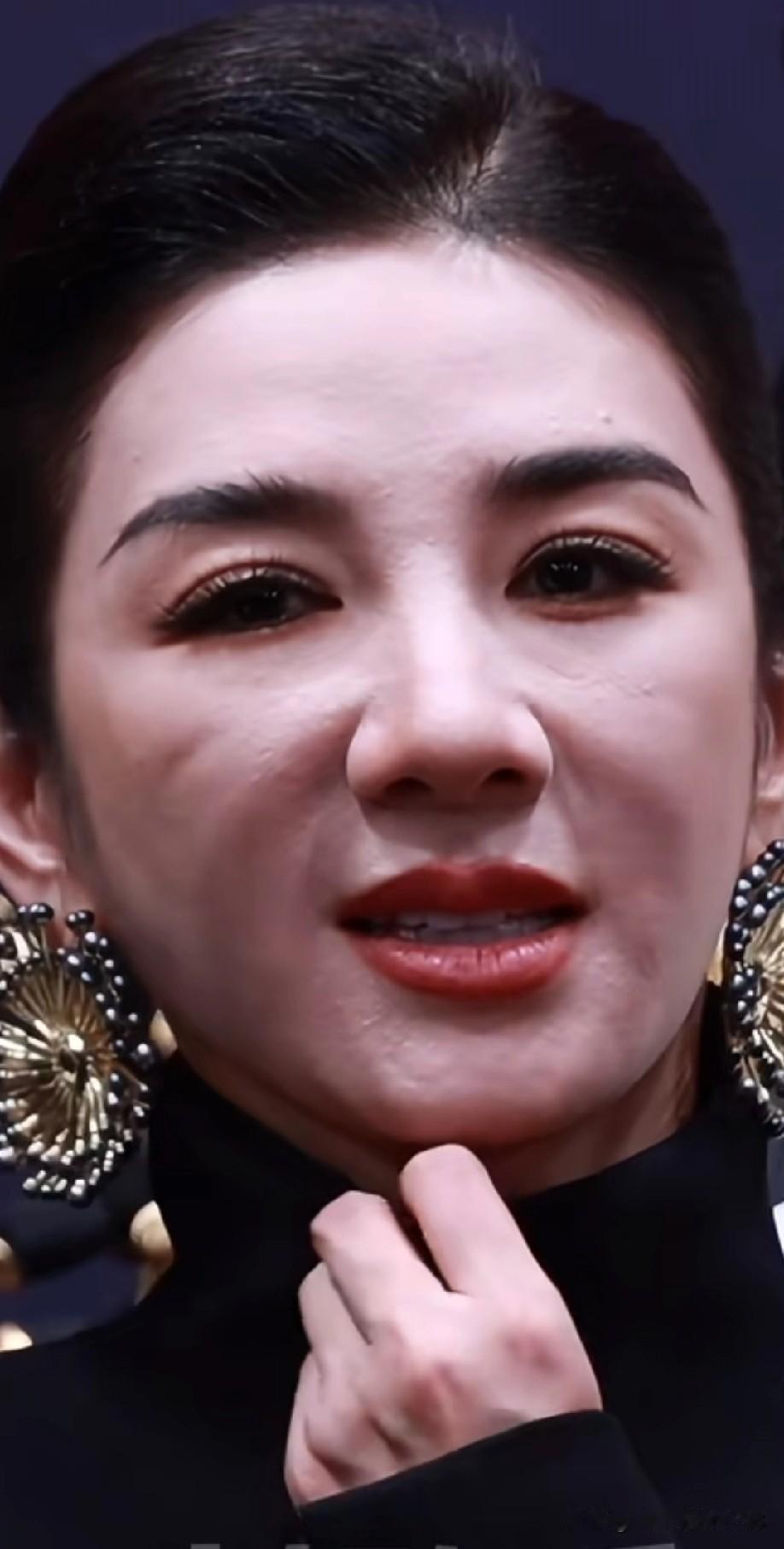 黄奕现在这个状态，很多人说在她这个年纪能保持这样已经很不错了。不过仔细看，她脸上
