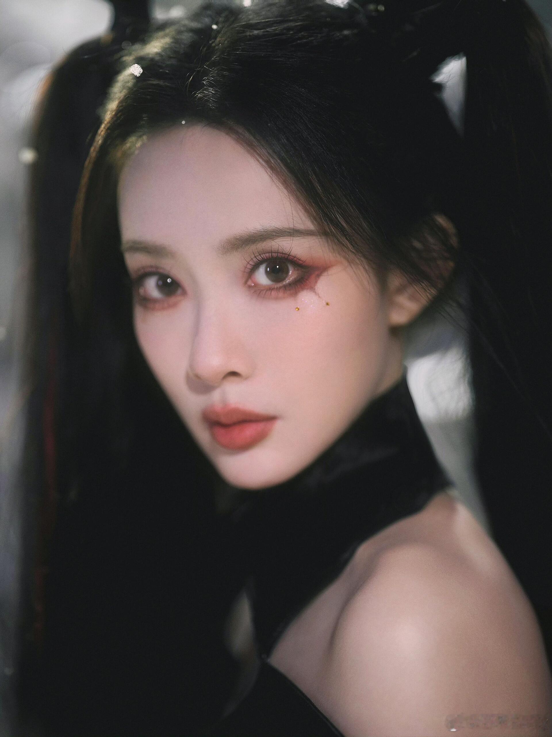 孟子义孟子义✖️生日大片孟子义生日大片！红黑哥特风裙装搭蝙蝠元素，在银白雪境