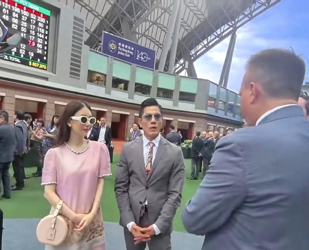 香港四大天王里面，只有郭富城经常晒老婆。黎明家那位简直像装了隐身术，结婚五六年