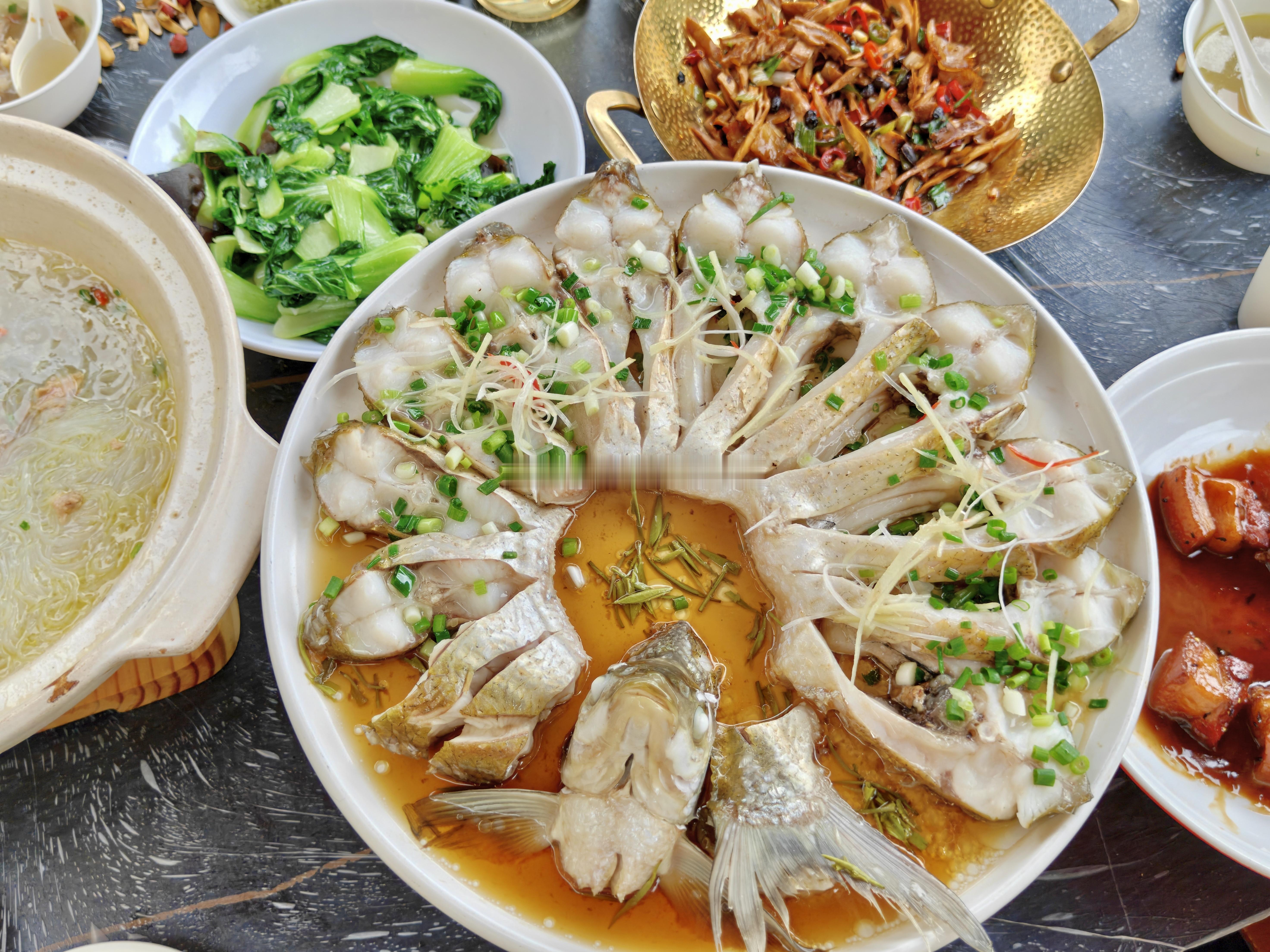 武汉美食武汉亲子游亲子时光📍武汉₂₀₂₆.₀₄.₀₅【湖中鲜茶宴】🌈中午从樱花园出来，就在门口吃