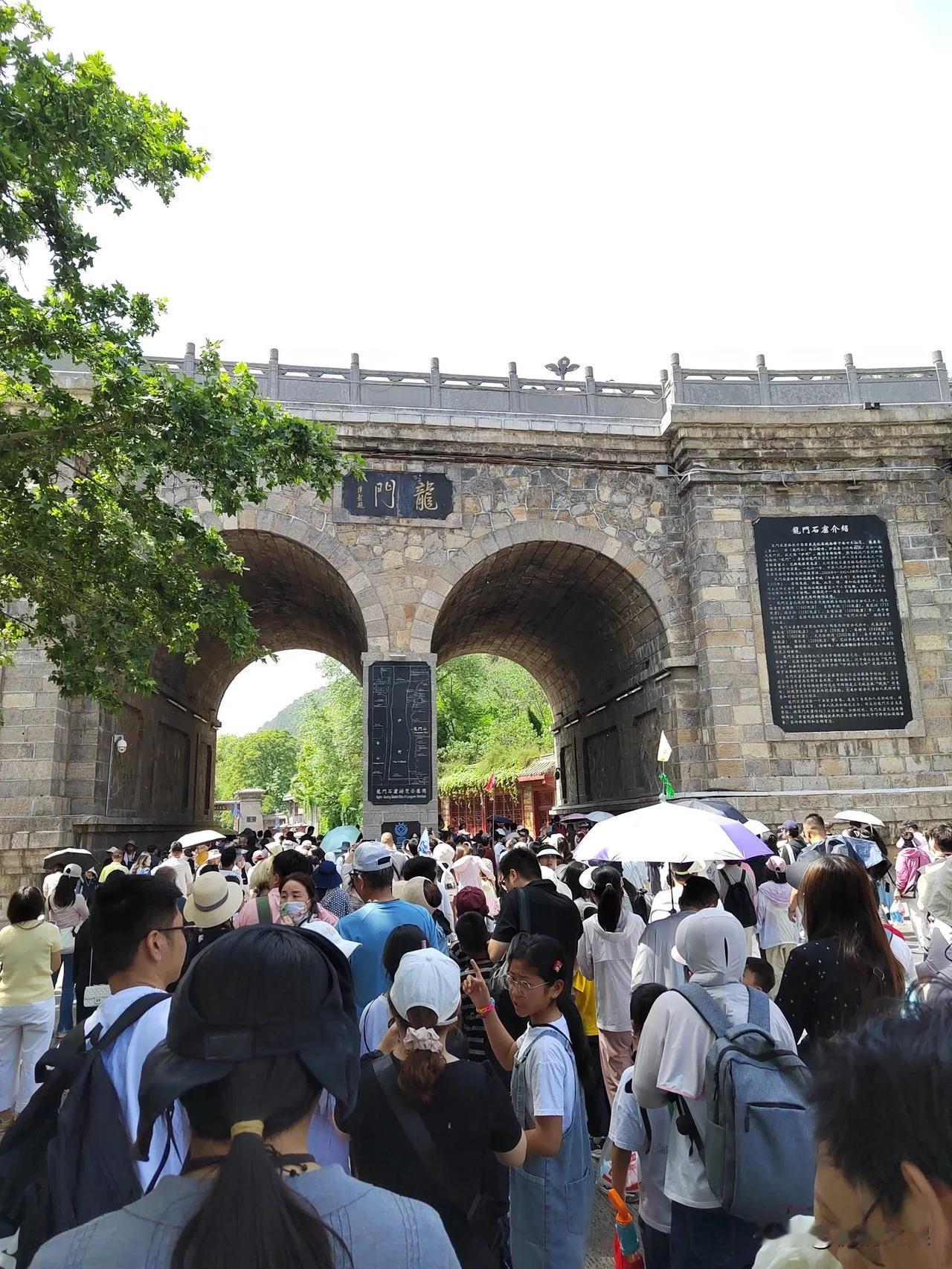 第一次逛龙门石窟五一期间，什么景区都是人山人海，2号冒着洛阳38℃高温，在门