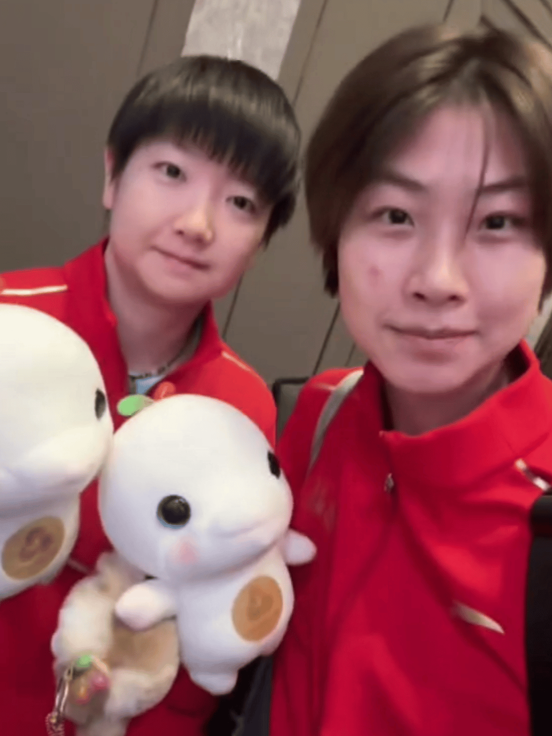 看我们的大眼萌妹。拿着大弯鸡爱不释手。佳佳说莎莎更爱白色的。发现一个非常可爱