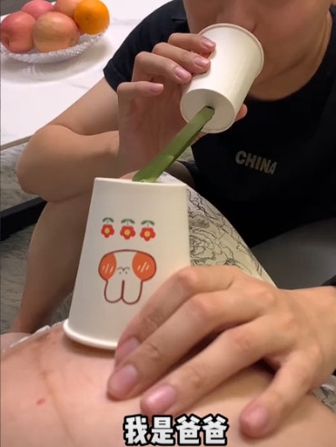 活久见！山东，妻子怀孕之后，丈夫几乎每天晚上，都会把妻子拉到床上，然后对着肚子喊