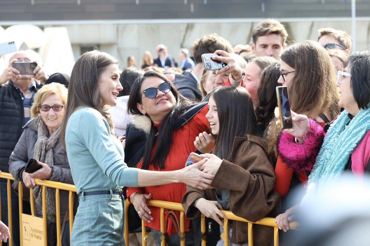 2.24西班牙王后莱蒂齐亚出席赫罗纳公主基金会相关活动，上衣来自Falcone