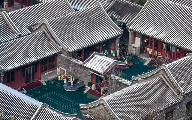 1991年，杜月笙的儿子来到北京，想要收回父亲当年购置的四合院，然而，所有住