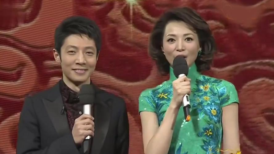 收听董卿撒贝宁真正的是什么关系？董卿与撒贝宁是央视多年同事、舞台搭档、私下挚