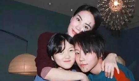 李嫣兔唇痕迹快没了，王菲这妈当得真牛！家人们，最近李嫣的一组新照片可太火啦，直