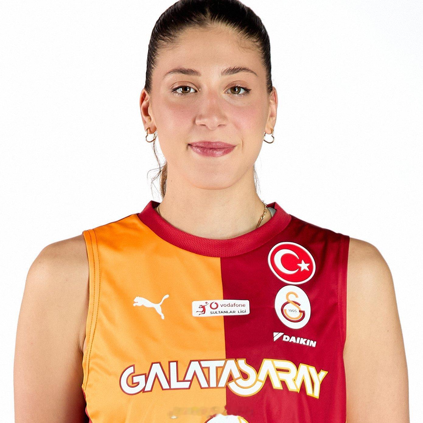 排球转会动态12月18日，土媒传加拉塔萨雷女排与队长伊尔金商谈续约事宜，俱乐部