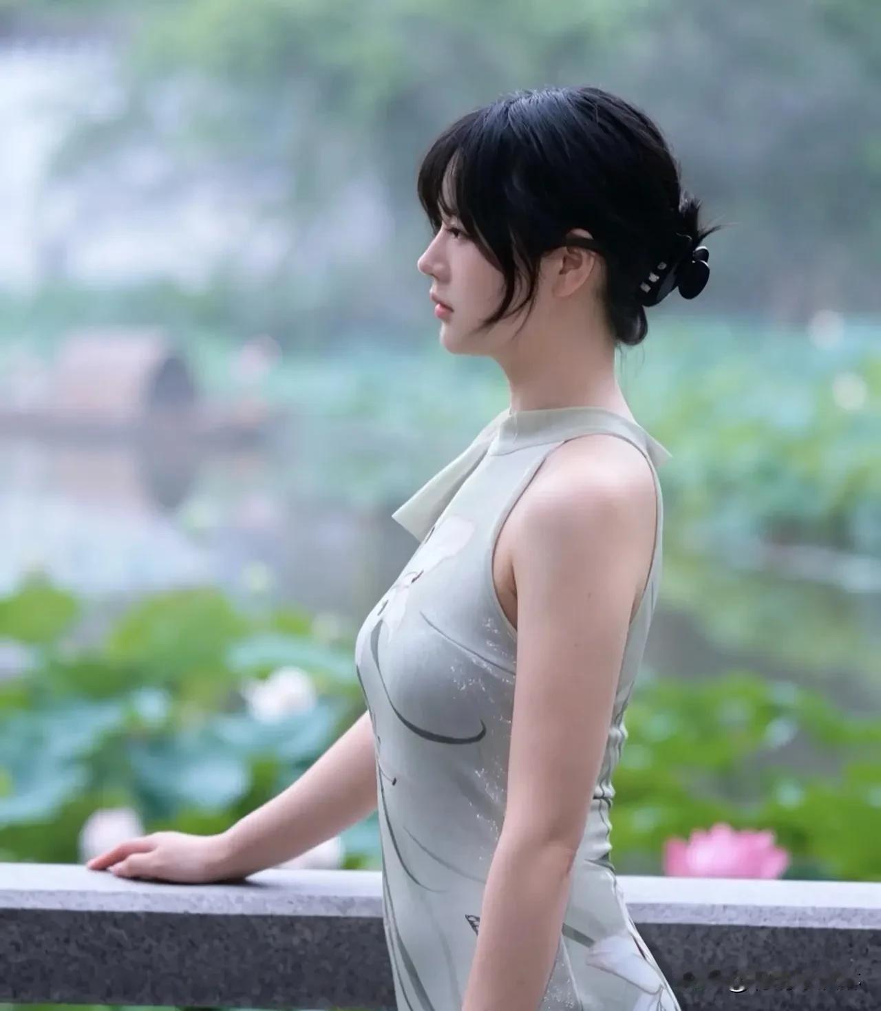 旗袍之美，东方韵味。一针一线，勾勒优雅身姿；一步一摇，绽放古典风情。