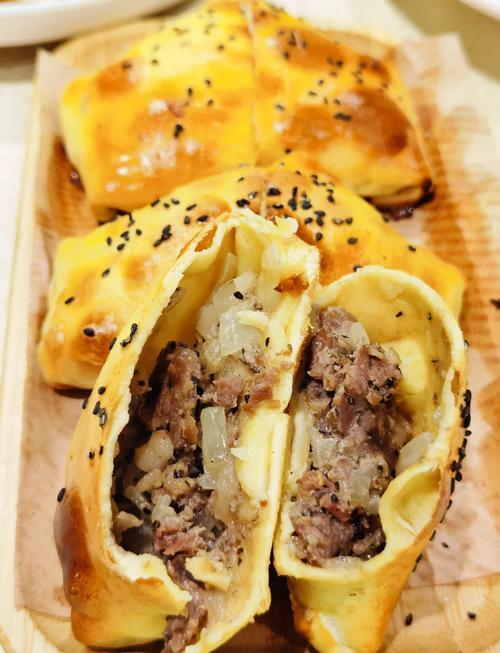 新疆美食寻味，喀什夜宵美味攻略！喀什夜宵推荐：1、馕坑烤包子、缸子肉、红柳枝