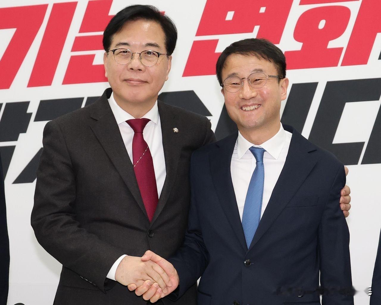 12日，韩国共同民主党新任院内代表韩炳道与国民力量党院内代表宋彦锡在国会举行首次