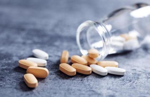 头孢配酒，说走就走！医生：除了头孢，4种药也别沾酒，转发家人很多人都知