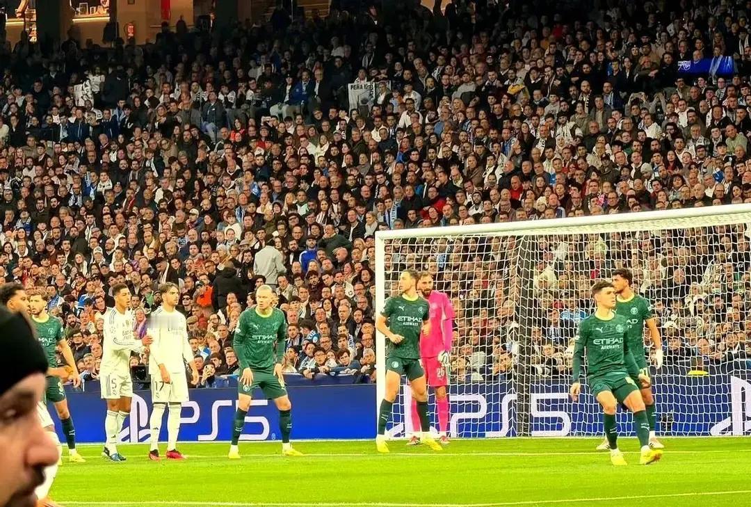 146斤？姆巴佩像160斤官方数字一出，球迷炸锅。现场看，他大腿比教练腰粗