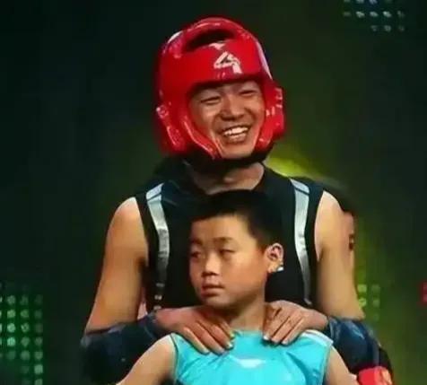 王宝强与马蓉离婚9年，生活翻开新篇。曾经那场风波闹得沸沸扬扬，如今一双儿女逐渐长