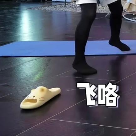 铲子穿这个小猫拖鞋好萌