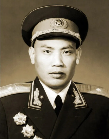 1945年，一支部队被数以万计的敌人包围，孤立无援的他们凭借着指挥员的机敏成功突