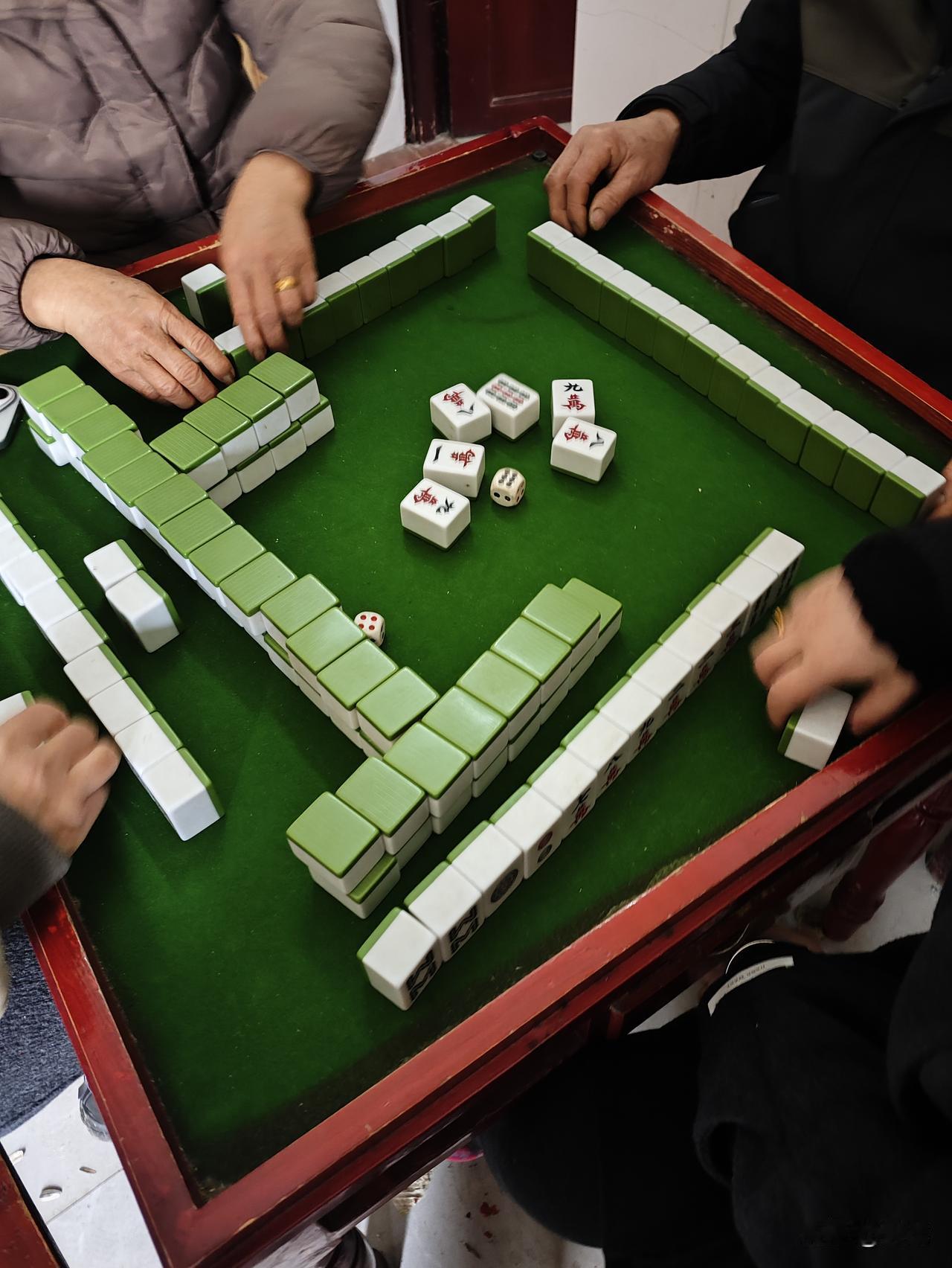 正月初一，拜大年的好日子。一大早我们便出门走亲访友，亲戚挨个拜了个遍。前面几户人