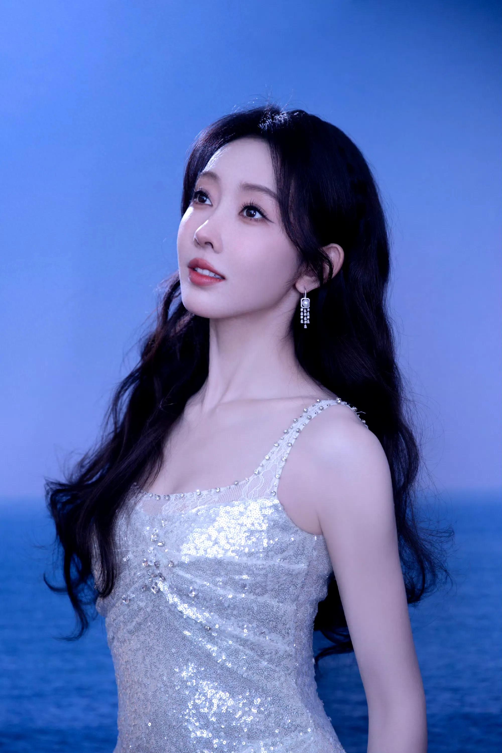 女星宣璐梦幻绮丽写真：温婉魅力、芳华绝代！