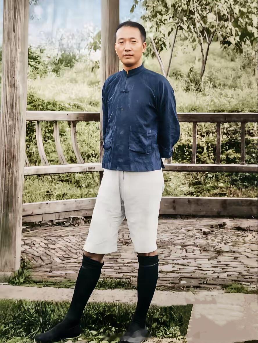1935年6月18日，福建长汀。瞿秋白临刑前的照片。为了革命理想，他非常从容。如