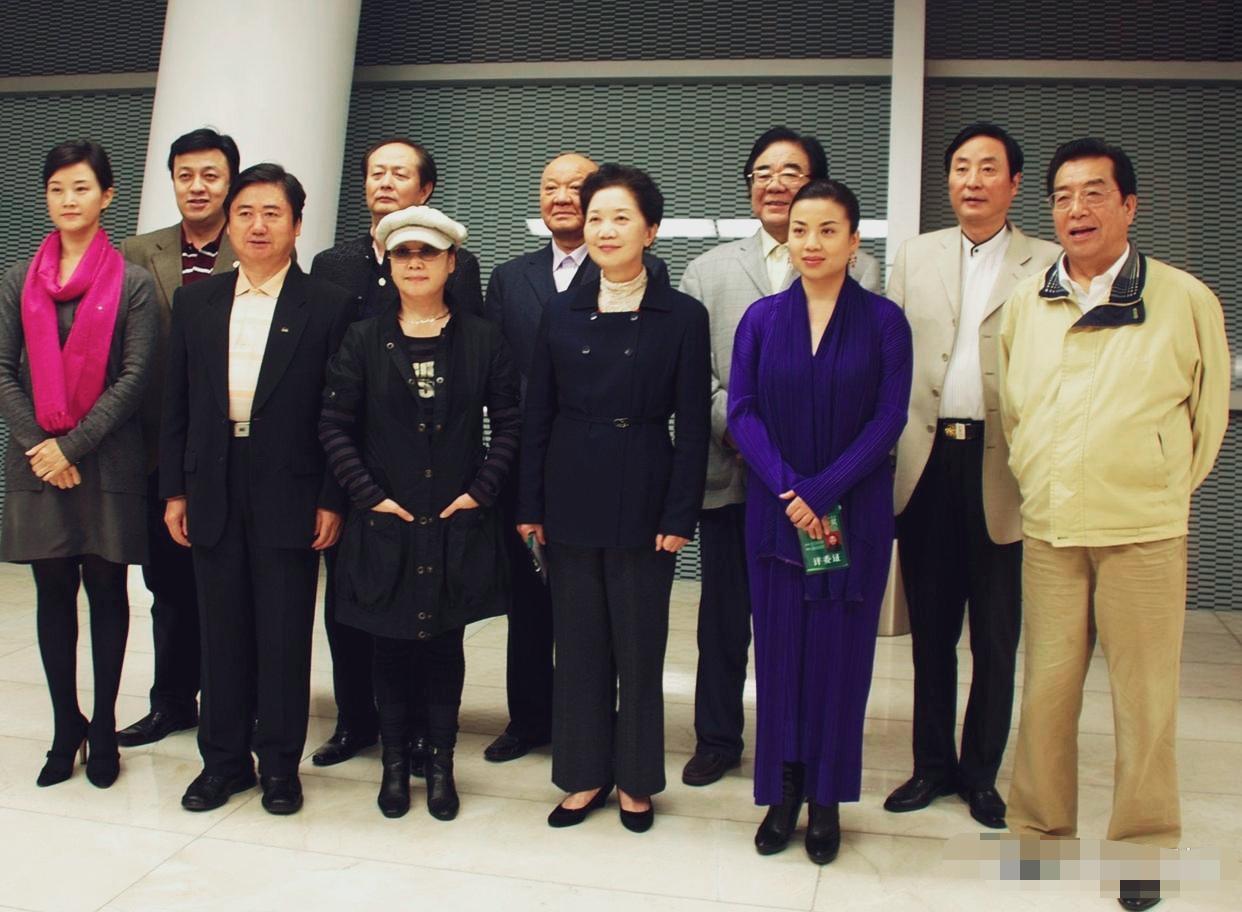 老一辈歌唱家相聚一堂亲切合影留下美好瞬间，大家笑容可掬，能认出几个？经典歌唱家
