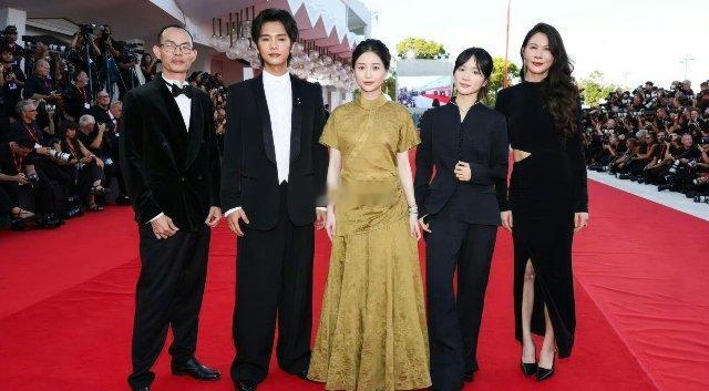 王晓慧红毯站位引发争议，到底是安排还是抢C？​​​