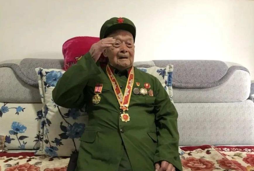 朝鲜战场上，他操纵重机枪歼敌400余名立下赫赫战功，退伍时却因有关部门将地名写错