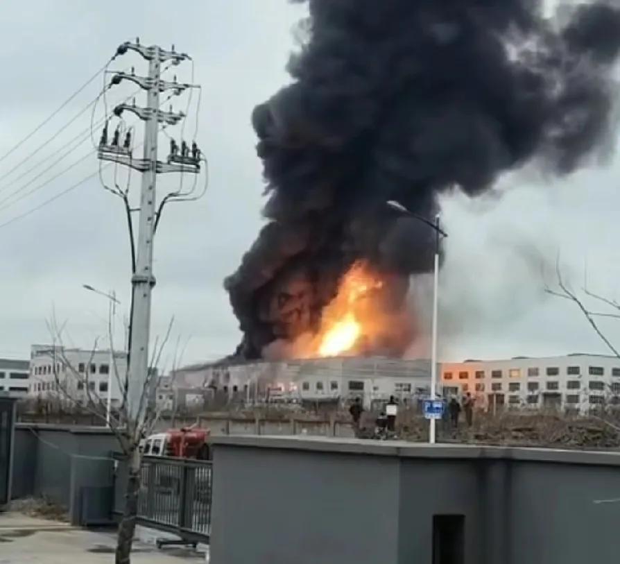 3月15日，浙江省龙游市城南日邦海绵公司发生火灾，现场浓烟滚滚，情况危急！海绵易