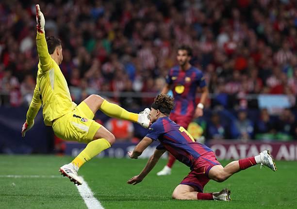 马竞1比2巴萨费尔明-洛佩兹足够英勇，但遗憾的是那个头球没进。亚马尔的左脚外脚