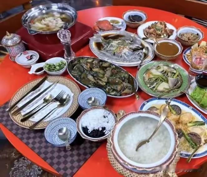 泰国警方发布一张照片，说是阿赞被抓那天他吃的晚餐，据说这桌很奢侈，价值五万泰铢。