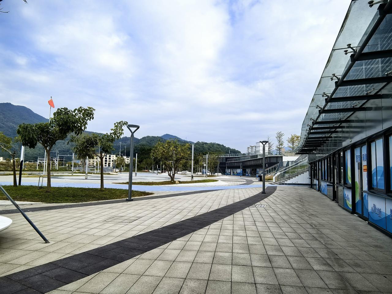 惠东站，很新，没有什么人。我们大概没有意识到我们这一代有多么幸福！地产狂潮二