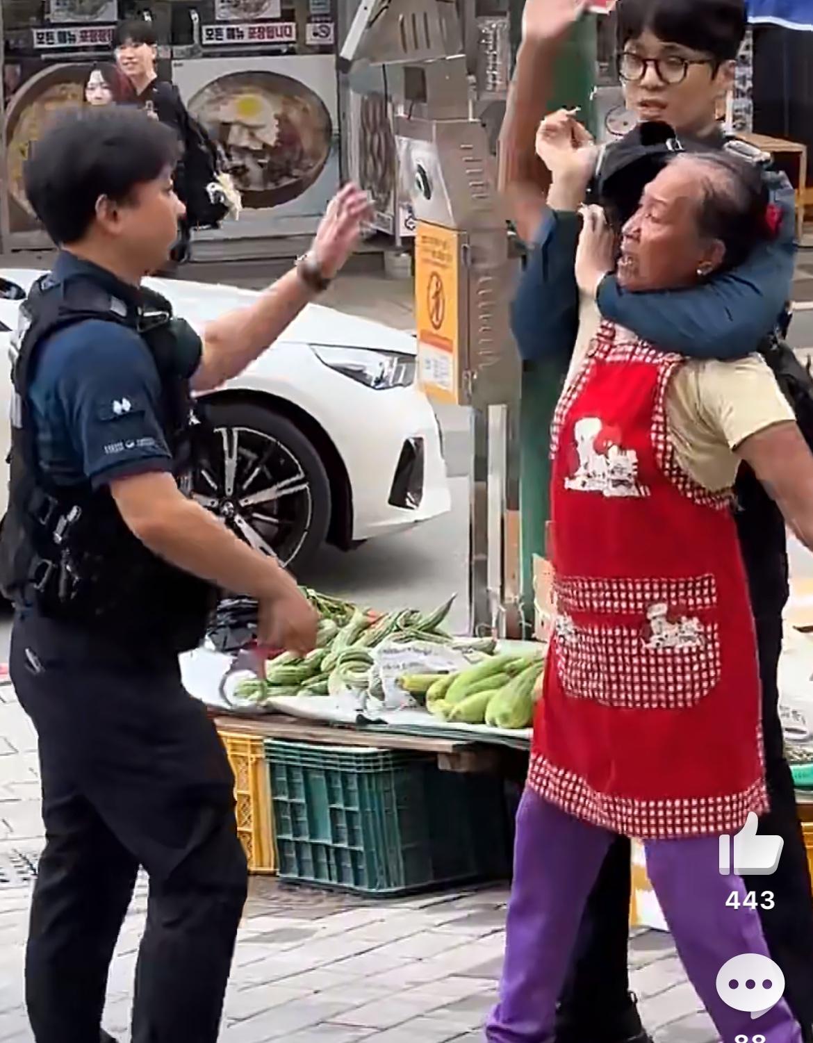 韩国抓捕非法居留越南老人，老人想要动手反抗，被直接铐上了手铐带走了