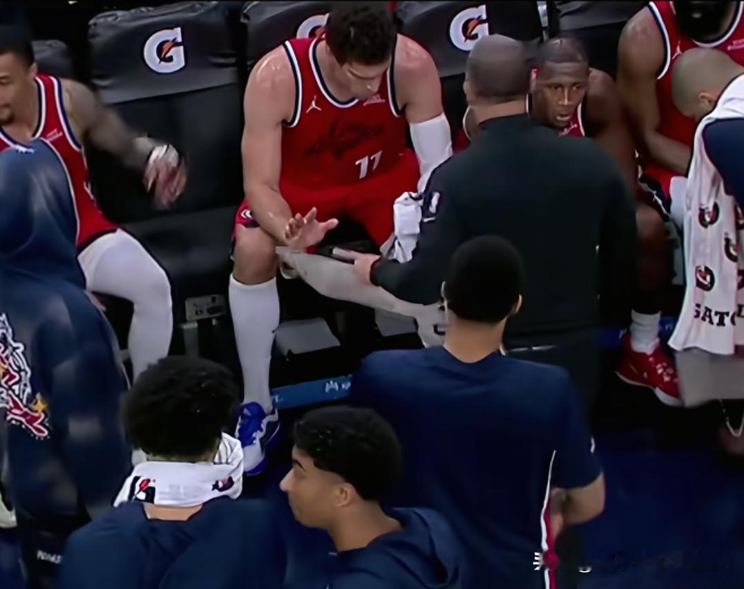 估计快船所有球员都对泰伦卢感到非常失望了也非常不满了看看他们都已经不想理会他