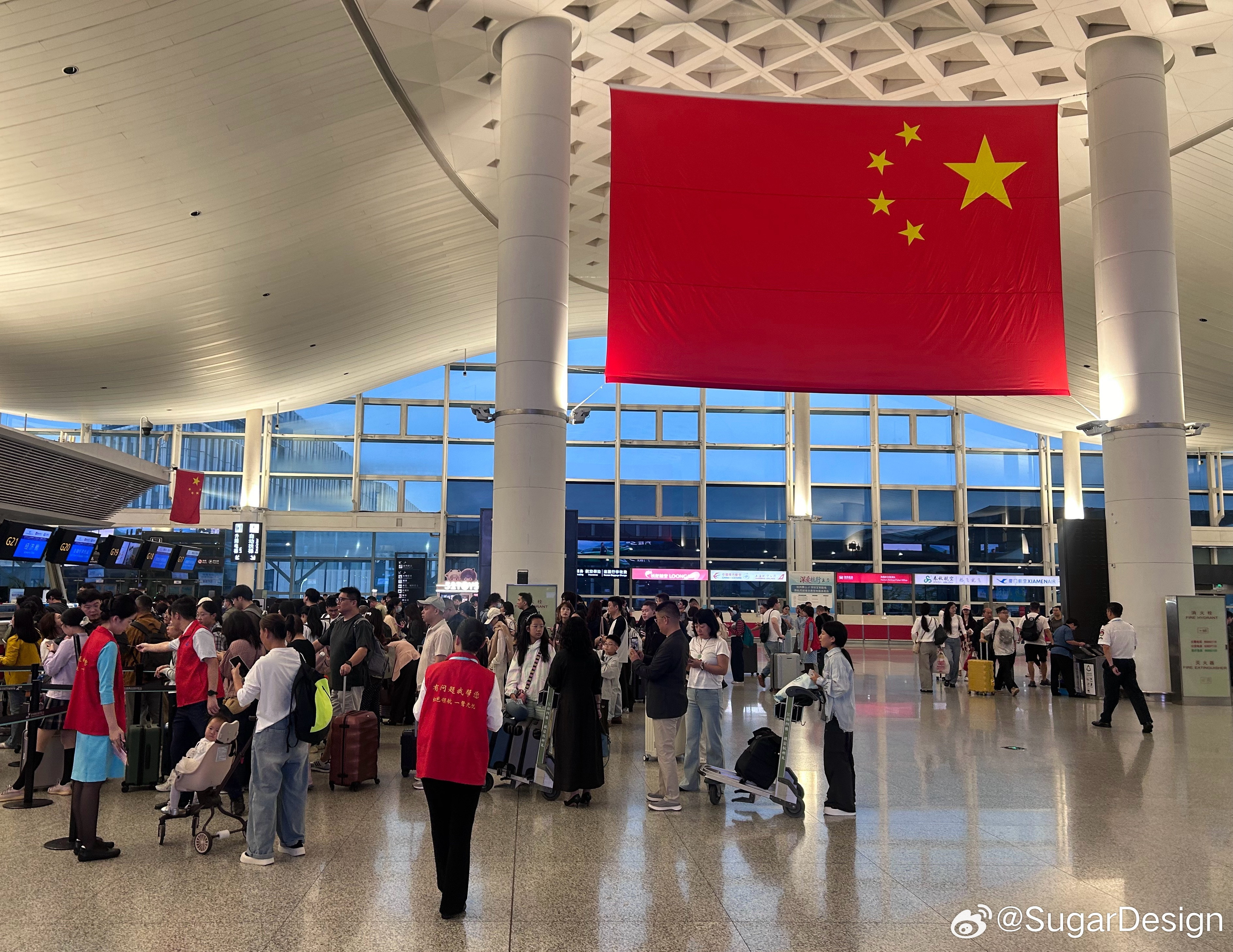 赶7点起飞的飞机就会获得：1点的醒来和一直睡不着的疲惫[捂脸哭]6点的机场已经很热