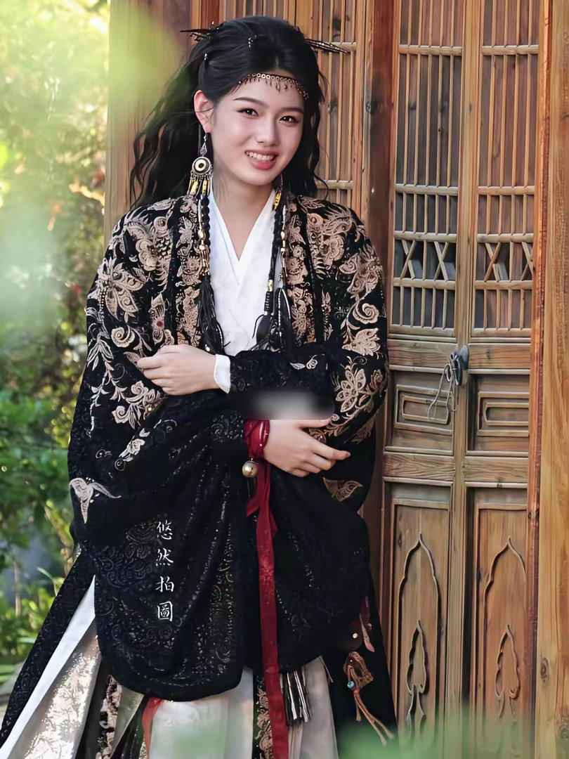 艾米本身就是偏明媚活泼的长相，为什么要给她弄这么累赘的造型啊​​​